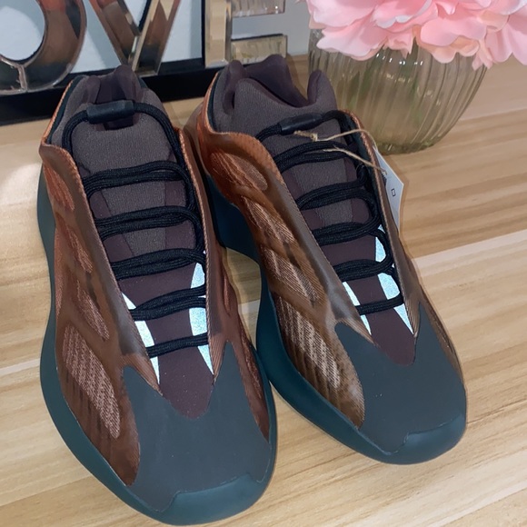 🚨🚨NEW YEEZY 700🚨🚨 size 9.5 - Picture 2 of 7